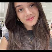 Profesora de piano con título y estudiante de ciencias.
